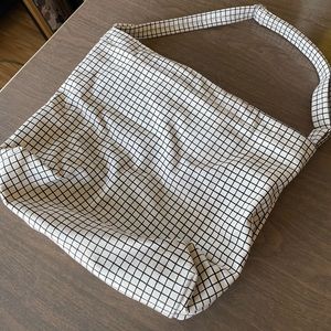 BAGGU horizontal duck tote in the grid patten